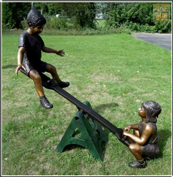 兩個(gè)小孩玩蹺蹺板銅雕塑
